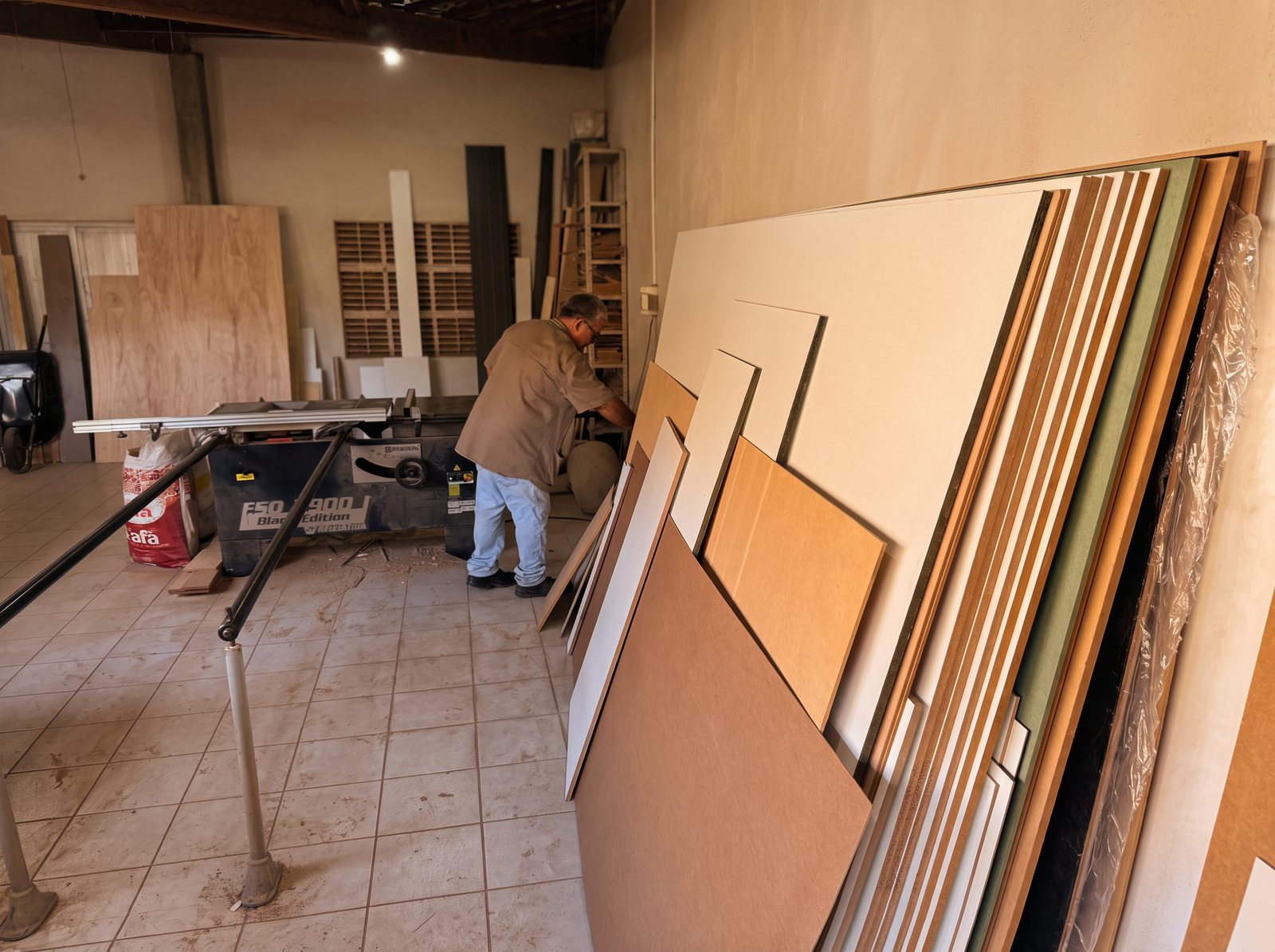 Oficina com chapas de MDF coloridas prontas para virar um planejado